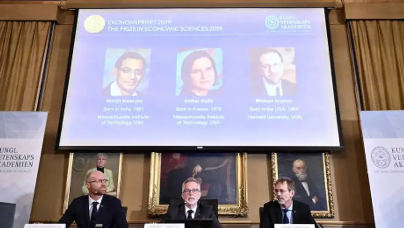 Нобелевскую премию по экономике присудили за борьбу с бедностью