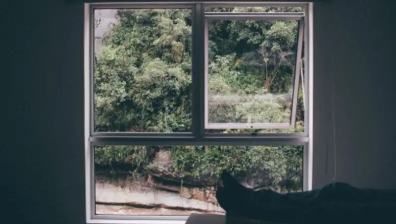 Девочка выпала из окна и разбилась насмерть в Рудном