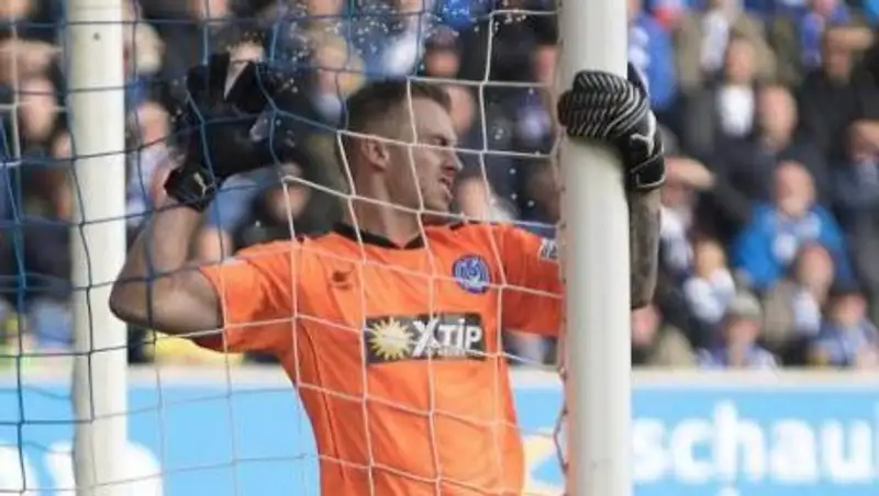 Вратарь немецкого клуба решил попить воды во время матча и пропустил гол