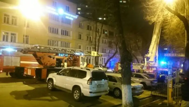 В Алматы в районе Арбата горит дом