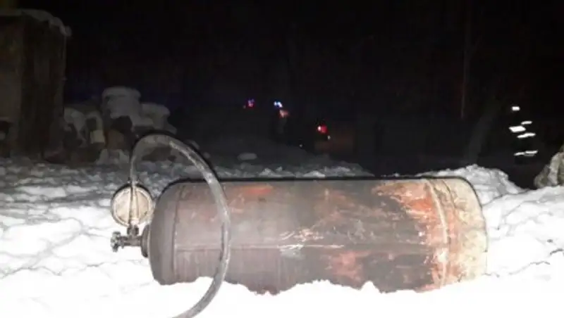 В Алматы при пожаре едва удалось избежать взрыва