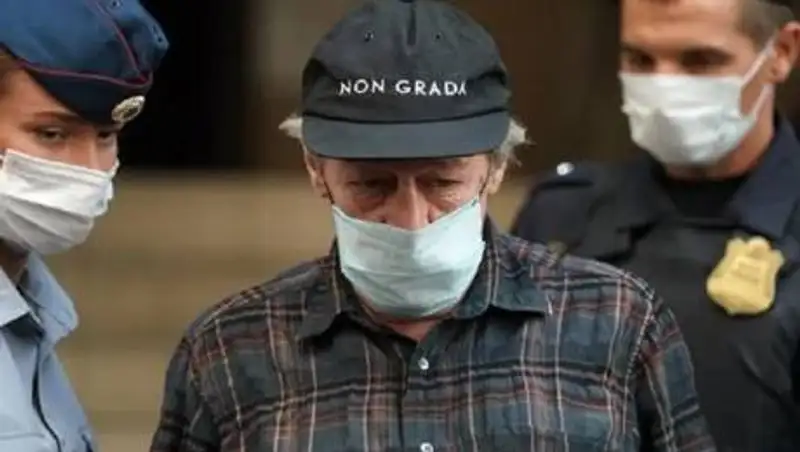 Михаил Ефремов побрился налысо