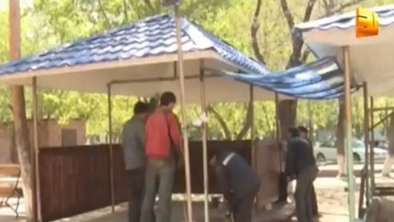 Власти Караганды решили ликвидировать незаконно построенные летние кафе 