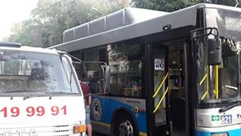 Автобус протаранил эвакуатор в Алматы: пострадал один человек