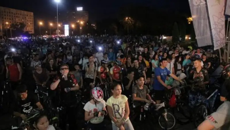 Ночной велопробег в Алматы собрал около 1000 участников