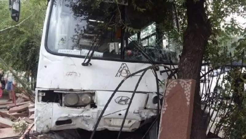 В Алматы автобус сбил пенсионерку за сто метров от светофора