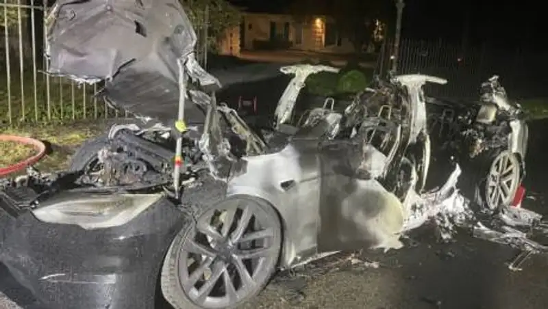 Новый электрокар Tesla загорелся в США, когда водитель был внутри