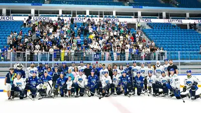 Хоккеисты "Барыса" встретились с болельщиками, фото - Новости Zakon.kz от 31.07.2023 16:20