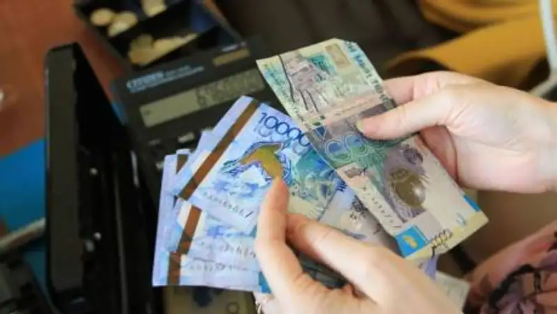 Казахстанцы переходят на безналичные платежи