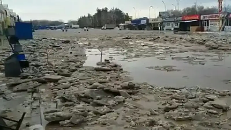 В Алматы из-за дождя подтоплены дворы частного сектора