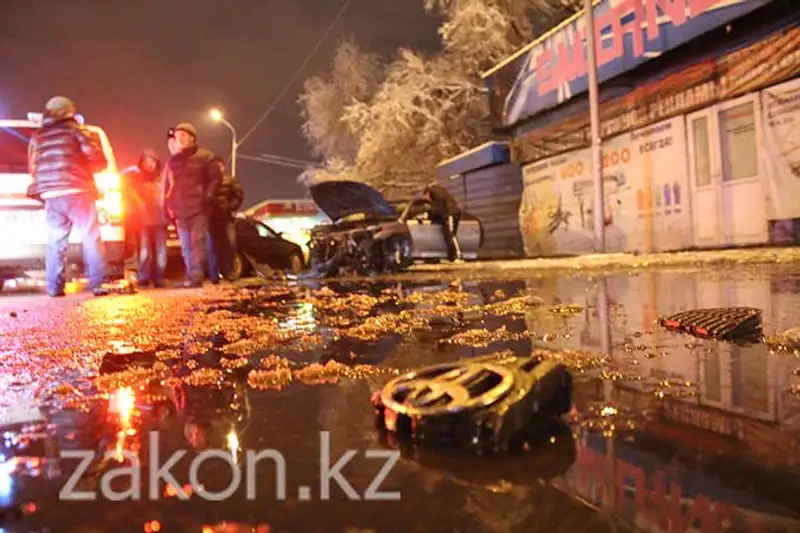 В Алматы Тойота «без водителя» врезалась в бетонное ограждение (фото) В Алматы Тойота «без водителя» врезалась в бетонное ограждение (фото), фото - Новости Zakon.kz от 21.11.2013 15:56