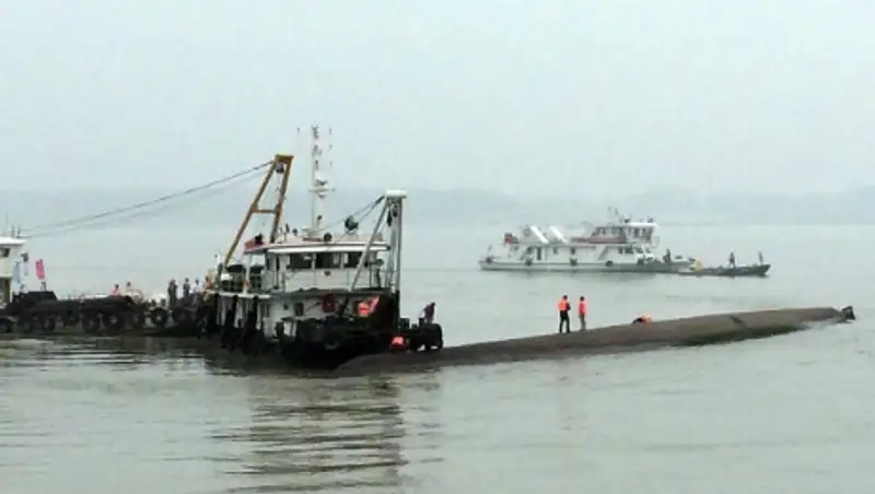 В Китае подняли на поверхность затонувшее cудно "Звезда Востока"