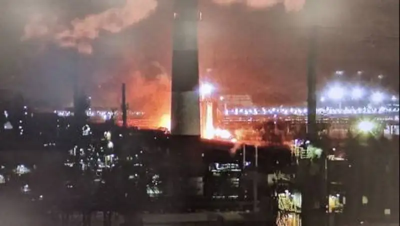 Пожар на нефтеперерабатывающем заводе произошел в США. Видео