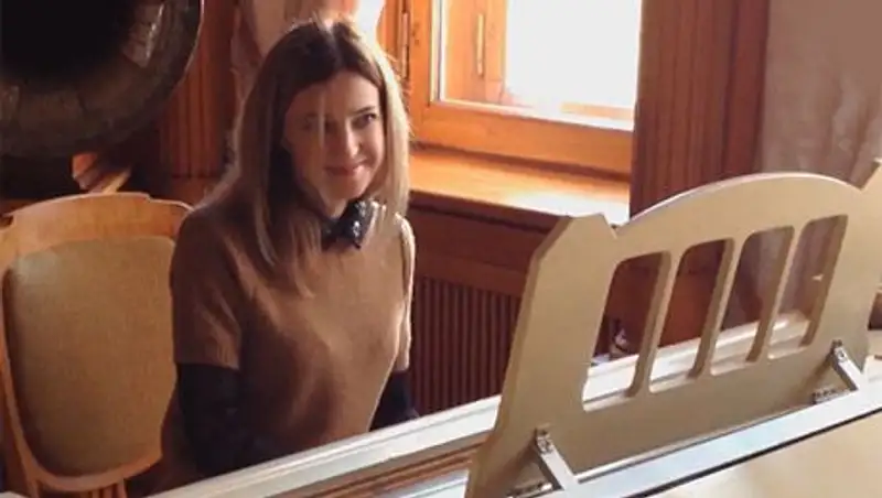 Прокурор Крыма Наталья Поклонская сыграла на рояле