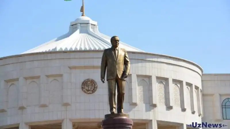 В Ташкенте открыли памятник Исламу Каримову