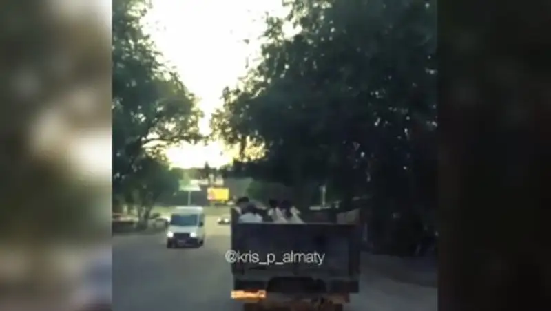 Житель Алматы перевозил детей в открытом кузове грузовика