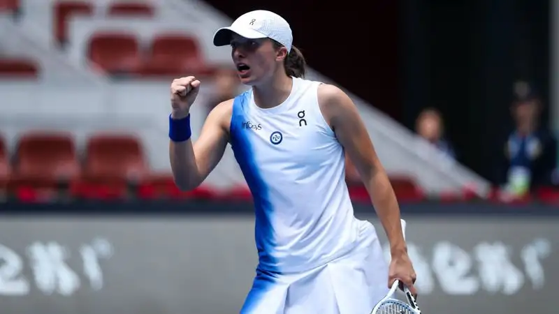 Ига Швёнтек обыграла Каролин Гарсию и стала первой полуфиналисткой турнира в Пекине. Видеообзор матча