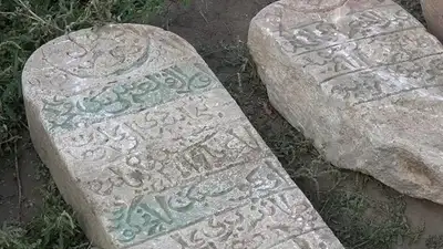 Уникальная находка: жительница Уральска нашла надгробия XIX века на своем участке , фото - Новости Zakon.kz от 30.09.2023 02:50