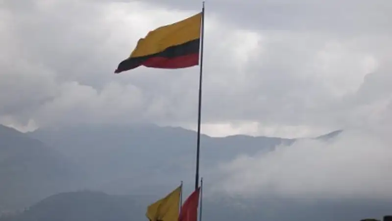 В Эквадоре трое военных погибли при взрыве бомбы