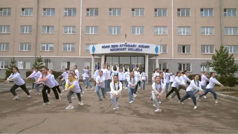 В Кокшетау состоялся студенческий флешмоб ко Дню Республики