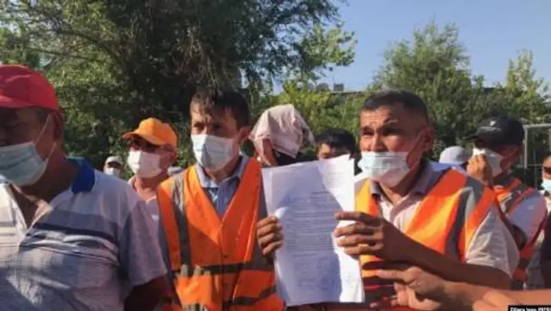 Сотни железнодорожников Шымкента вышли на акцию протеста, требуя повышения зарплаты