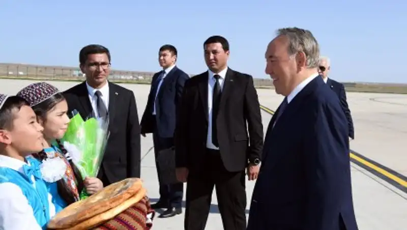 Как встречали Назарбаева в Туркменистане