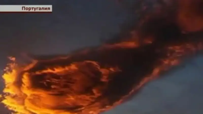 Над португальским городом Мадейра навис гигантский огненный кулак