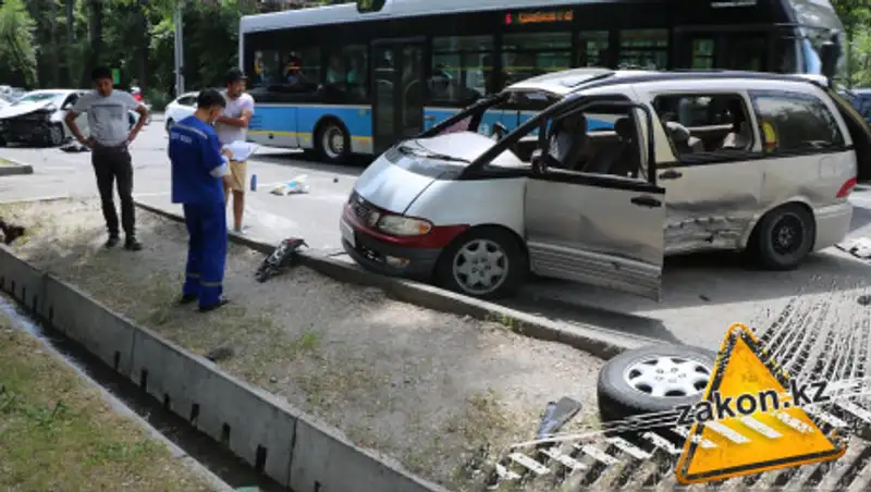 Три человека пострадали в ДТП в Алматы