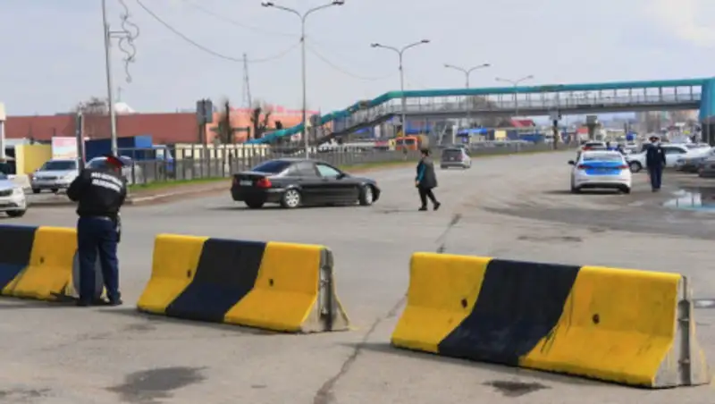 Врачи рассказали о состоянии третьего полицейского, сбитого на блокпосту в Алматы