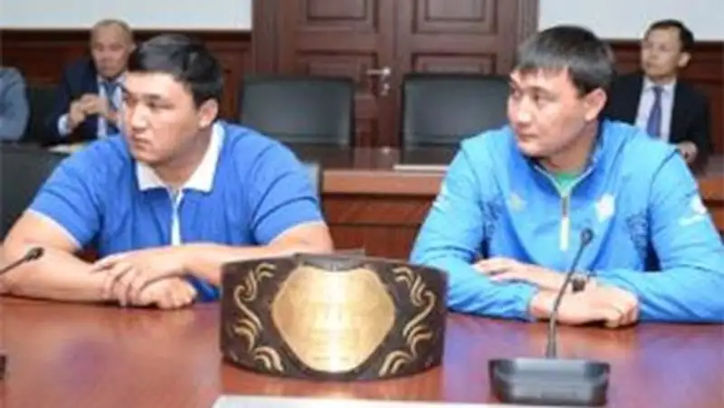 Победители турнира "Казахстан барысы" получили ключи от новых квартир