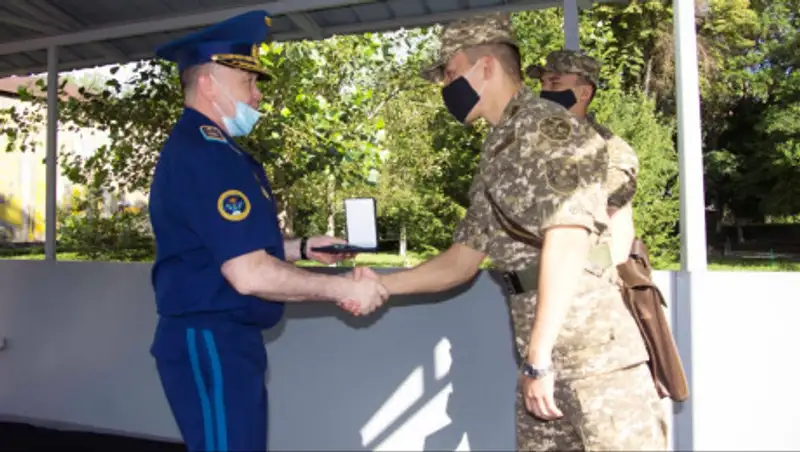 Задержавших мужчину с гранатой алматинских курсантов наградили медалью