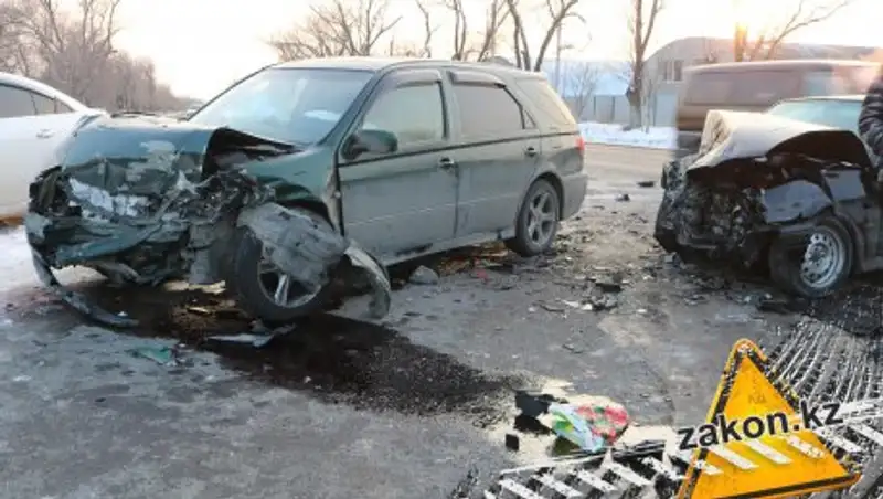 В Алматы "лоб в лоб" столкнулись две машины
