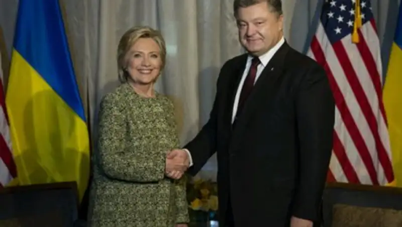 Порошенко обсудил с Клинтон санкции против России 