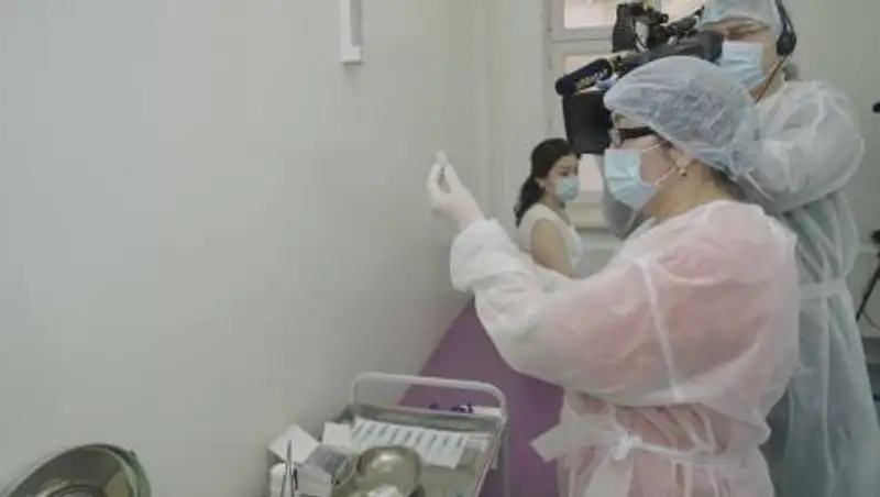 Вице-министры здравоохранения получили вторую дозу вакцины от коронавируса