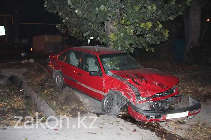 В Алматы водитель Фольксвагена врезался в Ауди с двумя маленькими пассажирами (фото) В Алматы водитель Фольксвагена врезался в Ауди с двумя маленькими пассажирами (фото), фото - Новости Zakon.kz от 01.11.2013 20:00