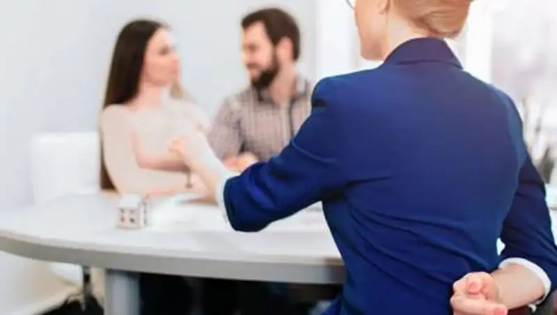 Как распознать риелторов-обманщиков, рассказал специалист