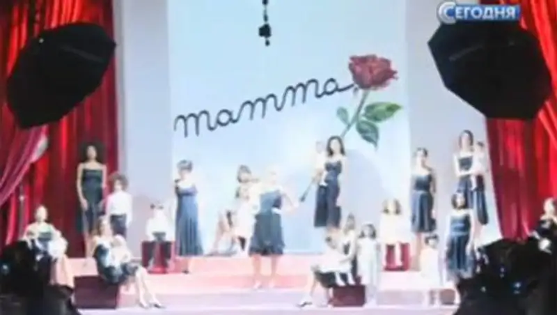 Неделя высокой моды: на подиум в Милане вышли маленькие дети и беременная модель