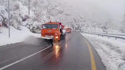 Городские коммунальные службы производят уборку снега на Шымбулаке