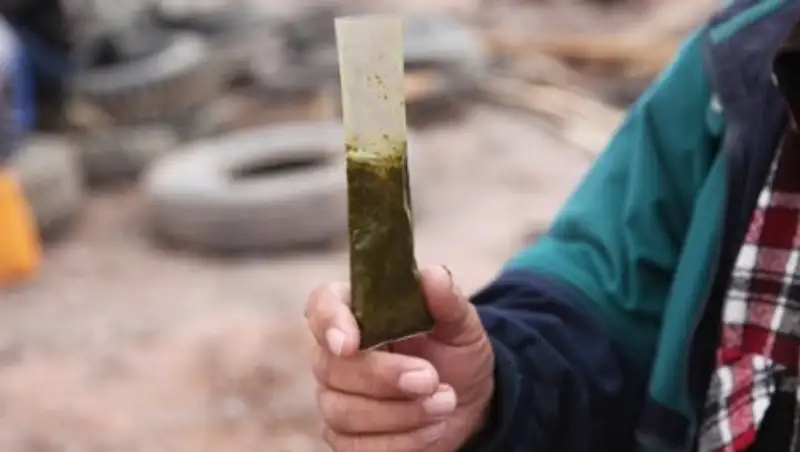 В Усть-Каменогорске пенсионерка продавала школьникам насвай из окна своей квартиры