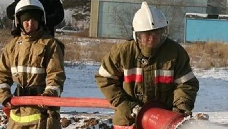 Охранник вынес из огня двоих детей и женщину в Семее 