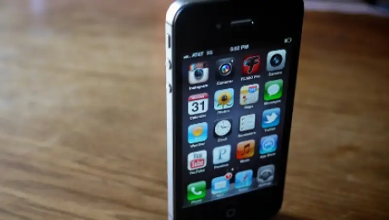 Работник якутского кладбища раскопал могилу и взял из гроба iPhone