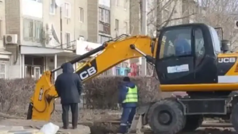 В Уральске вторые сутки борются с нечистотами, затопившими 3 многоэтажки