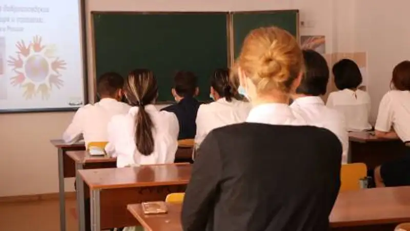 Школьники Уральска обожгли глаза бактерицидной лампой, оставленной в классе