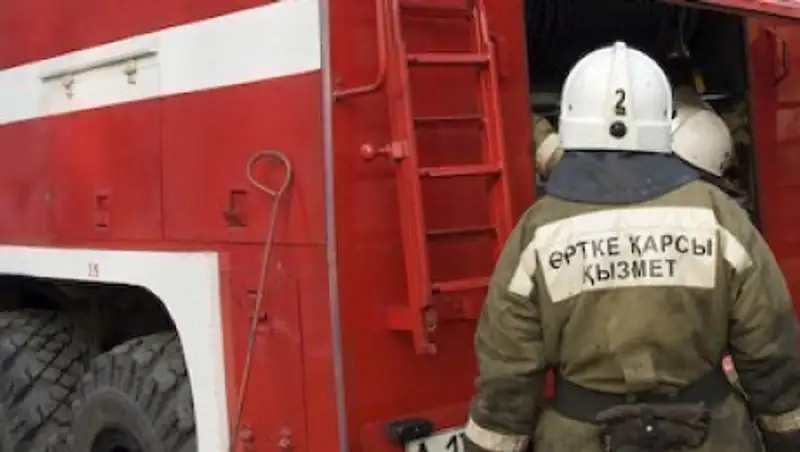 В Алматы из-за пожара в общежитии эвакуировано 300 человек