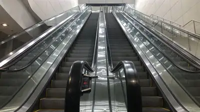 Рука трехлетнего ребенка застряла в эскалаторе в одном из ТРЦ Караганды, фото - Новости Zakon.kz от 06.10.2023 16:33