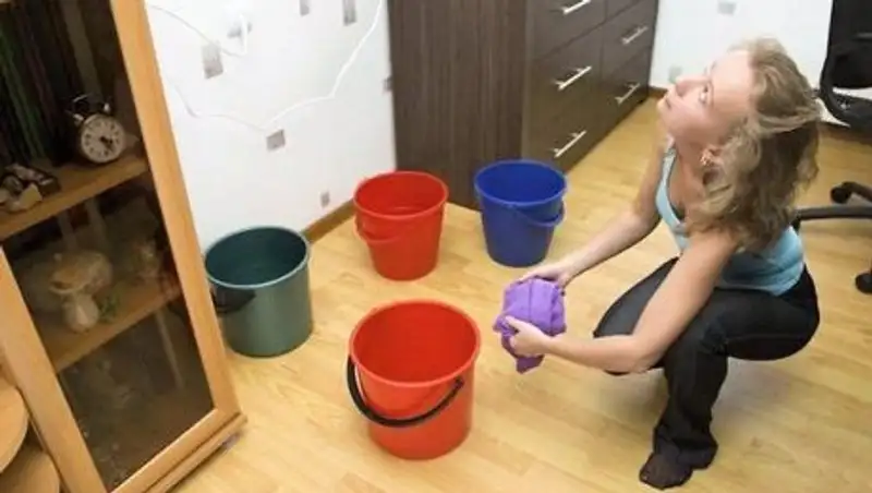 По словам Шымкентского чиновника, в протекающей крыше виноваты женские каблуки