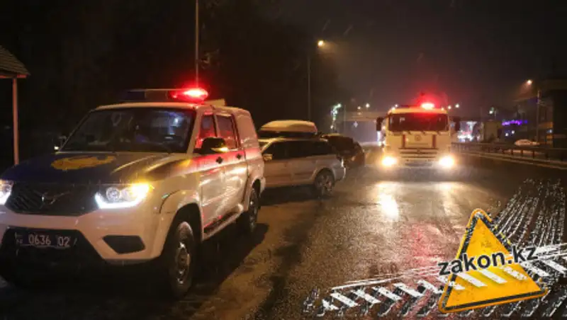 Автомобиль сгорел дотла в Алматы, никто не помог