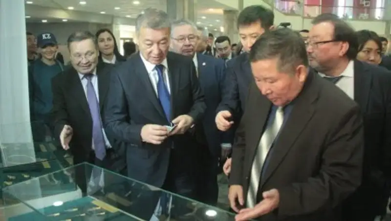 Книжная серия "Абай әлемі" презентована в ВКО накануне Дня независимости