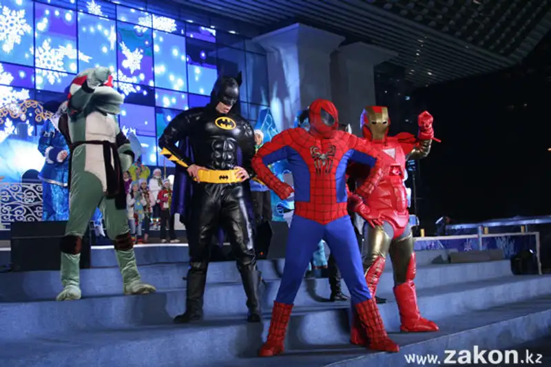 В Алматы зажгли главную новогоднюю ёлку (фото), фото - Новости Zakon.kz от 01.12.2011 02:06