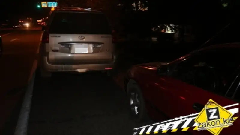 Нетрезвый гость Алматы на Лексусе после небольшого ДТП устроил целый "спектакль"